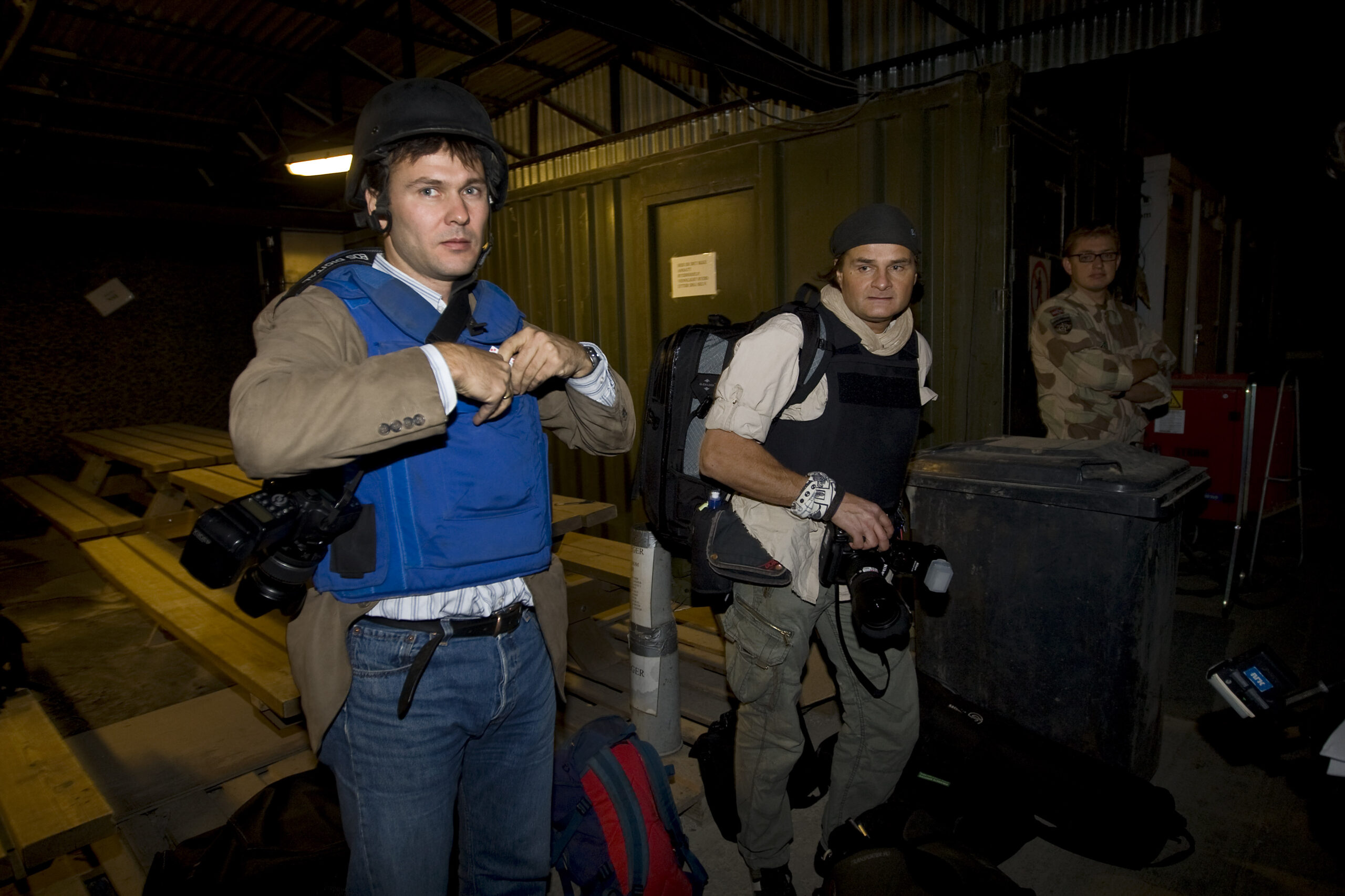 Aftenpostenjournalist Tor Arne Andreassen og VG-fotograf Harald Henden på jobb i Kabul i Afghanistan i 2008. Begge med skuddsikre vester.