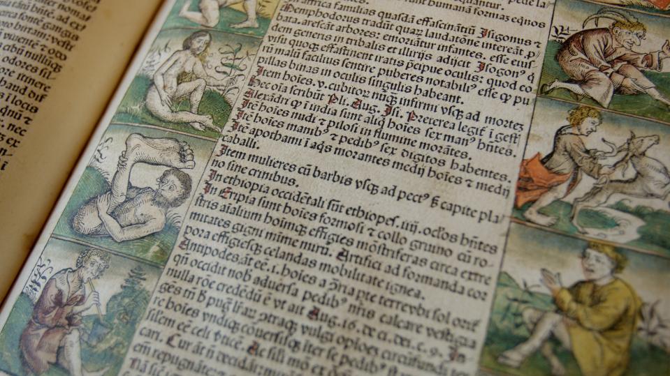 Bilde av en side i en bok med latinsk tekst.